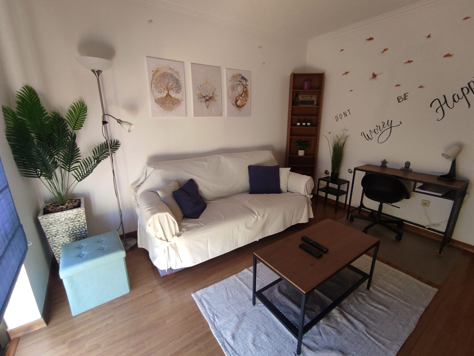 Sala de Estar com Área de Trabalho